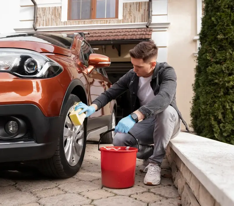 Lavage auto à domicile Ambutrix : professionnel intervenant sur un véhicule